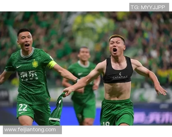 足球明星帅哥魅力四射走秀瞬间尽显风采与时尚气息